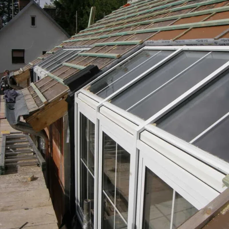 Weißes Kniestockfenster aus Aluminium von NORTA, ideal für moderne Dachkonstruktionen. Bietet optimale Belichtung und Isolation.