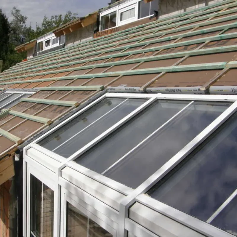 Kniestockfenster aus Aluminium in einem Dach eingebaut. Erhöht den Wohnkomfort und bietet zusätzlichen Lichteinfall im Raum.