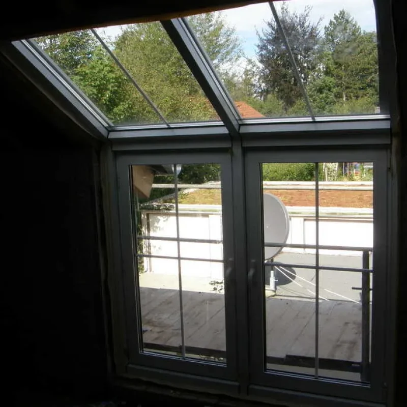 Kniestockfenster aus Aluminium von NORTA. Moderne Fensterlösung für Dachschrägen mit optimalem Lichteinfall.