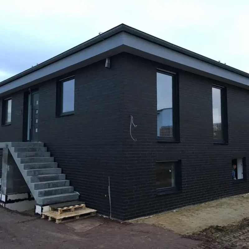 Modernes Haus in Schwarz mit NORTA Kunststofffenstern. Energieeffiziente Lösung für modernes Design und hohe Wärmedämmung.