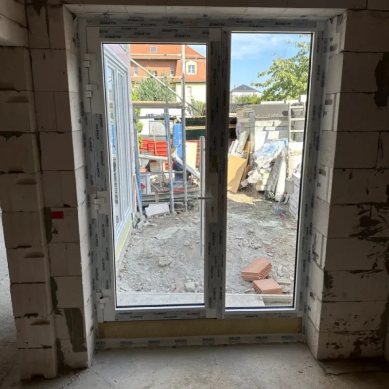 Kunststofffenster in Neubauöffnung von NORTA. Energieeffiziente Fensterlösung, ideal für moderne Bauprojekte.