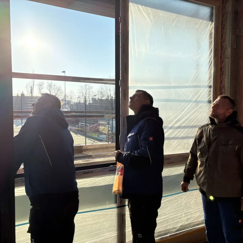 Montage eines Aluplast 8000 IDEAL Kunststofffensters bei NORTA. Präzise Installation für erstklassige Energieeffizienz.