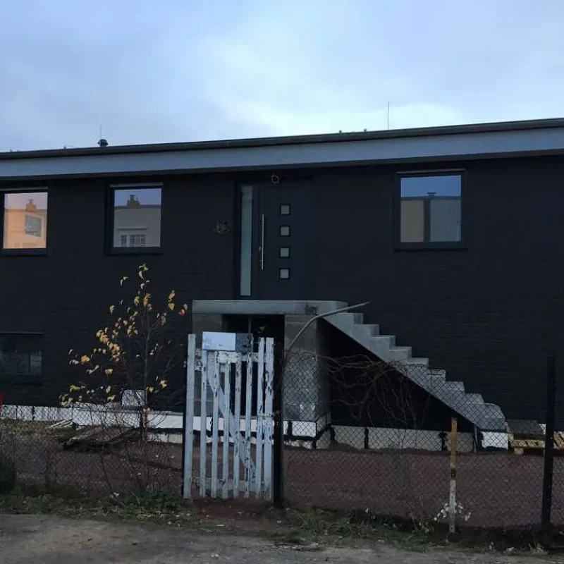 Modernes Einfamilienhaus mit Kunststofffenstern von NORTA in Magdeburg. Stilvolle, energieeffiziente Fensterlösung.
