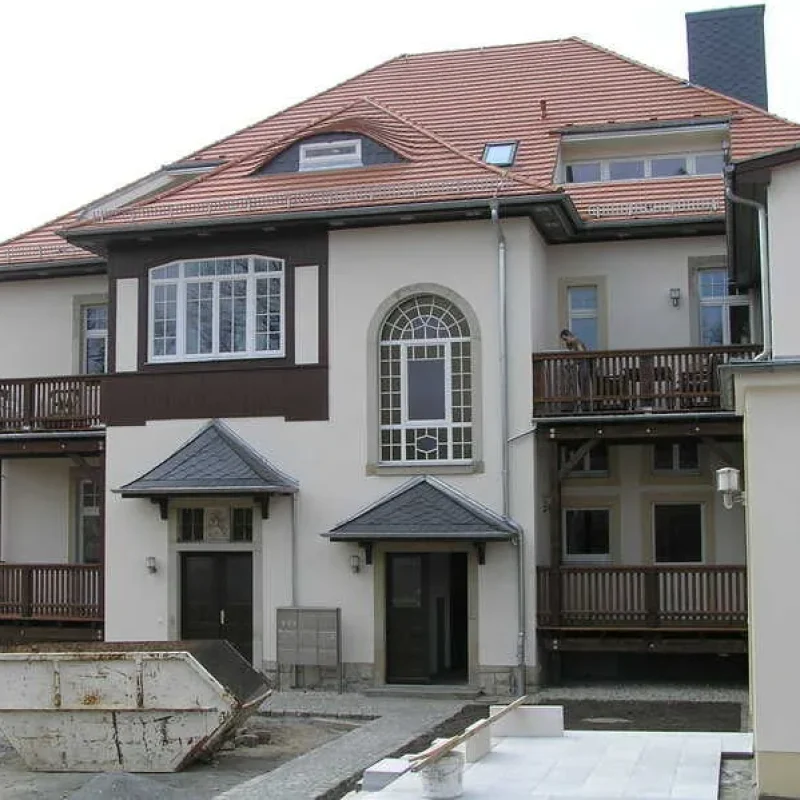 Renoviertes Mehrfamilienhaus mit neuen Fenstern und Balkonen von NORTA in Dresden. Stilvolle Fassadengestaltung und moderne Architektur.