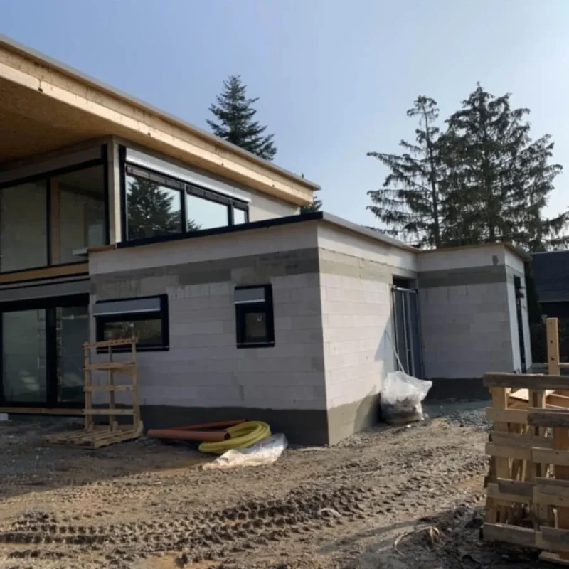 Moderne Fenster in einem Einfamilienhaus in Chemnitz von NORTA. Hochwertige Lösung für energieeffizientes Wohnen.