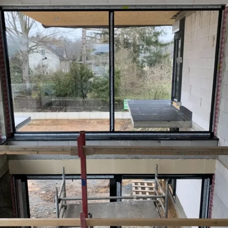 Moderne Fensterfront in Chemnitz von NORTA. Große, rahmenlose Verglasung für lichtdurchflutete Räume und elegante Architektur.