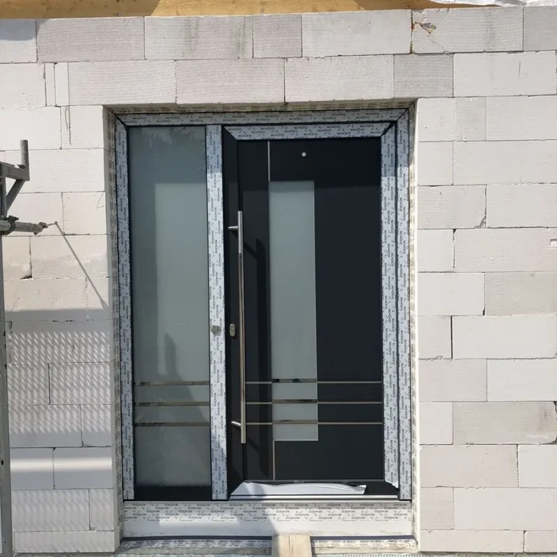 Moderne schwarze Haustür mit Glaseinsatz von NORTA. Stilvolle Lösung für den Eingangsbereich mit hoher Sicherheit und Dämmung.