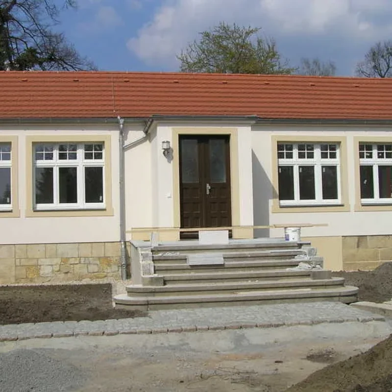 Mittelgroßes Einfamilienhaus mit neuen Fenstern und moderner Haustür von NORTA. Stilvolle Kombination aus Funktionalität und Ästhetik.