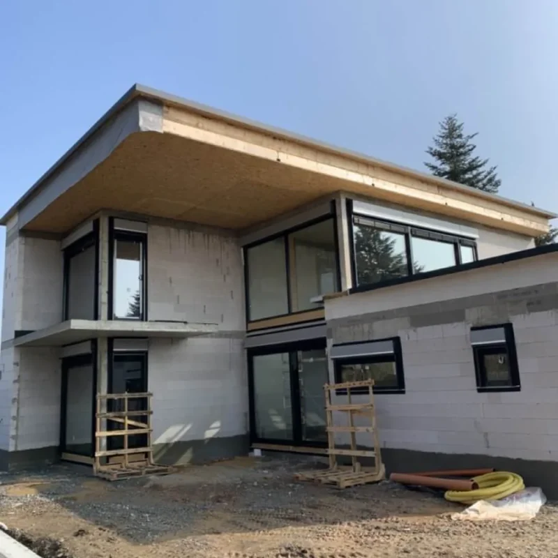 Modernes Einfamilienhaus im Bau mit großflächigen Fensterelementen von NORTA. Helle, lichtdurchflutete Räume und elegantes Design.