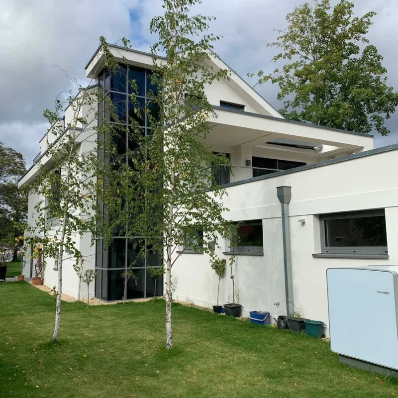 Modernes Einfamilienhaus in Potsdam mit großer Glasfassade von NORTA. Stilvolles Design und energieeffiziente Architektur.