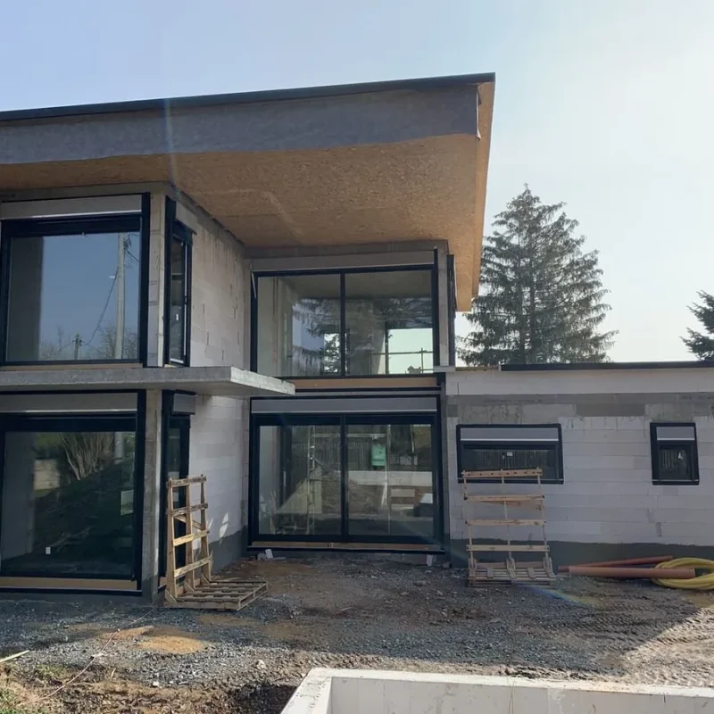 Modernes Einfamilienhaus mit großen NORTA Fenstern in Chemnitz. Energieeffiziente Verglasung in stilvollem, modernem Design.