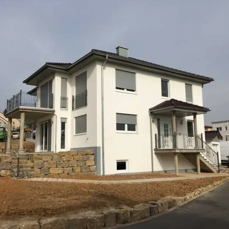 Modernes Haus mit NORTA Fenstern und Rollläden in Kitzingen, sorgt für optimale Lichtkontrolle und Privatsphäre.