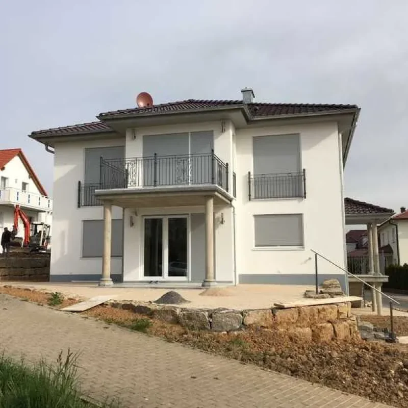 Modernes Haus mit NORTA Fenstern und Rollläden. Effiziente Beschattung und Energieeinsparung im stilvollen Design.