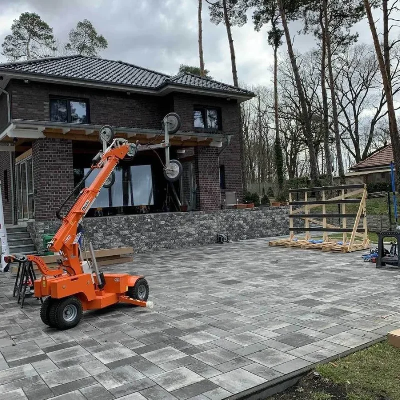 Alukonstruktion mit Raffstoren bei einem modernen Haus von NORTA. Fortschrittliche Gestaltung für effizienten Sonnenschutz.