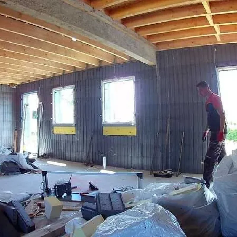 Innenansicht eines Bauprojekts mit Fenstern. Montagearbeiten von NORTA sorgen für hochwertige Dämmung und Strukturstärke.