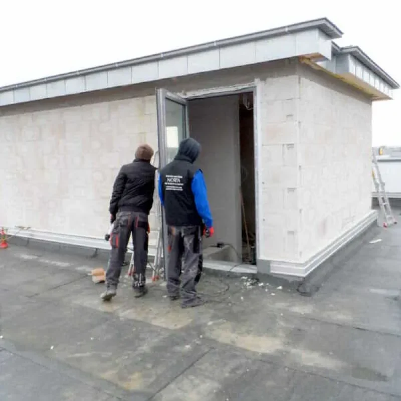 Montage einer Alu-Kunststoff-Tür auf einer Dachterrasse durch NORTA. Professionelle Installation für hochwertige Abdichtung.