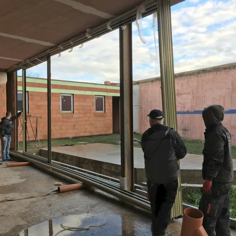 Montage eines Aluprofiles bei NORTA. Fachleute installieren Fensterprofile für präzisen Sitz und optimale Wärmedämmung.