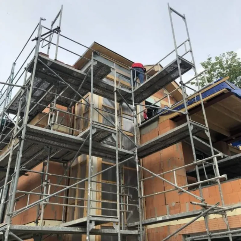 Montagedetail an Fassade in Potsdam mit Gerüst. Bauprojekt von NORTA für optimale Fassadengestaltung und Dämmung.