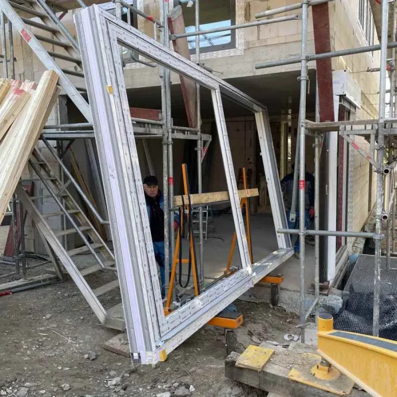 Fenstermontage an einem Doppelhaus in Köln. Robuste Fensterrahmen gewährleisten effiziente Isolierung und Stabilität von NORTA.