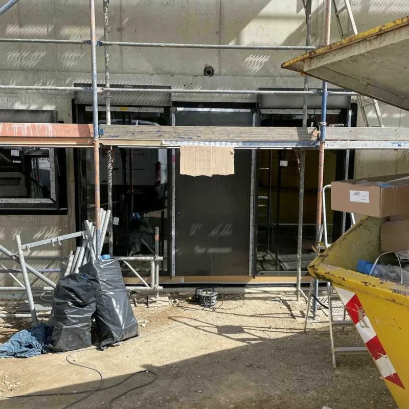 Montage-Detail einer Fensterkonstruktion von NORTA bei Neubau. Hochwertige Lösung für effiziente Dämmung.