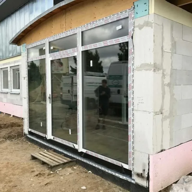 Montage eines großen Fensters in Neubrandenburg von NORTA. Hochwertige Lösung für eine moderne Fassadengestaltung.