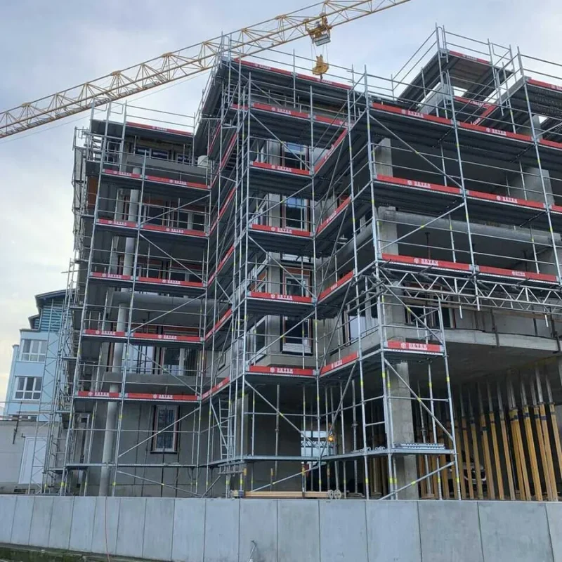 Baugerüst um ein mehrstöckiges Gebäude von NORTA. Perfekte Lösung für sichere Bau- und Renovierungsarbeiten.