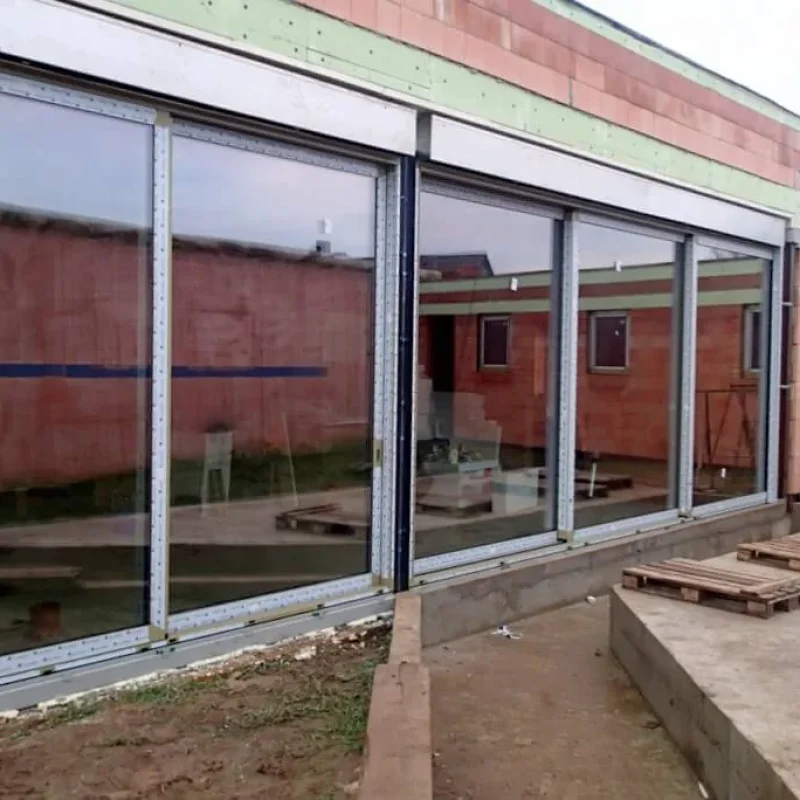 Montage-Detail von NORTA mit großflächiger Fensterverglasung in einem Neubau. Effiziente Lösung für moderne Architektur.