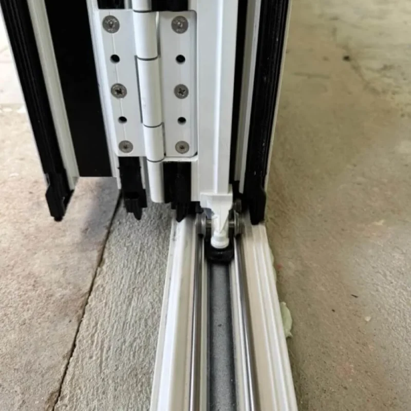 Detailansicht eines Schiebesystems von NORTA. Hochwertige Konstruktion für reibungslose Funktionalität und Stabilität.