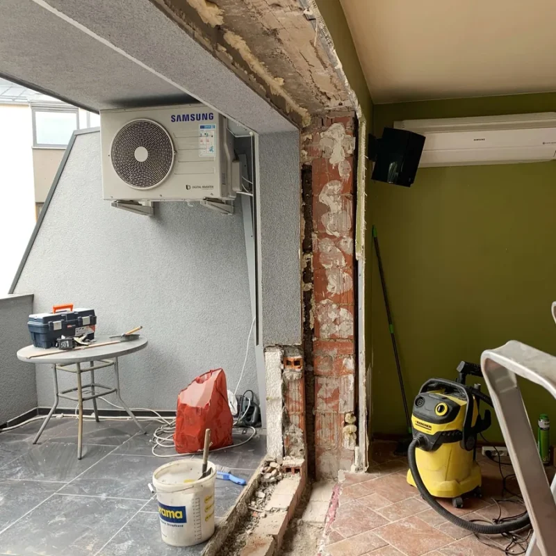 Montagedetail eines großen Wohnzimmerfensters von NORTA. Effiziente Installation für bessere Isolierung und Raumkomfort.