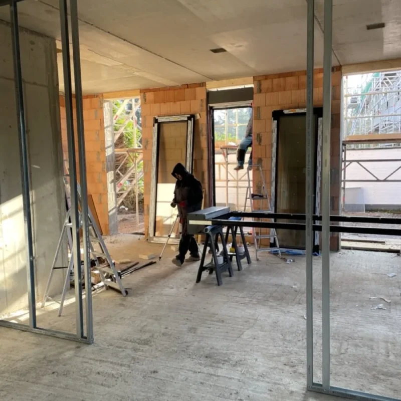 Montage von Aluprofil-Fenstern im Rohbau. Hochwertige Fensterlösungen von NORTA für moderne Gebäudeanforderungen.