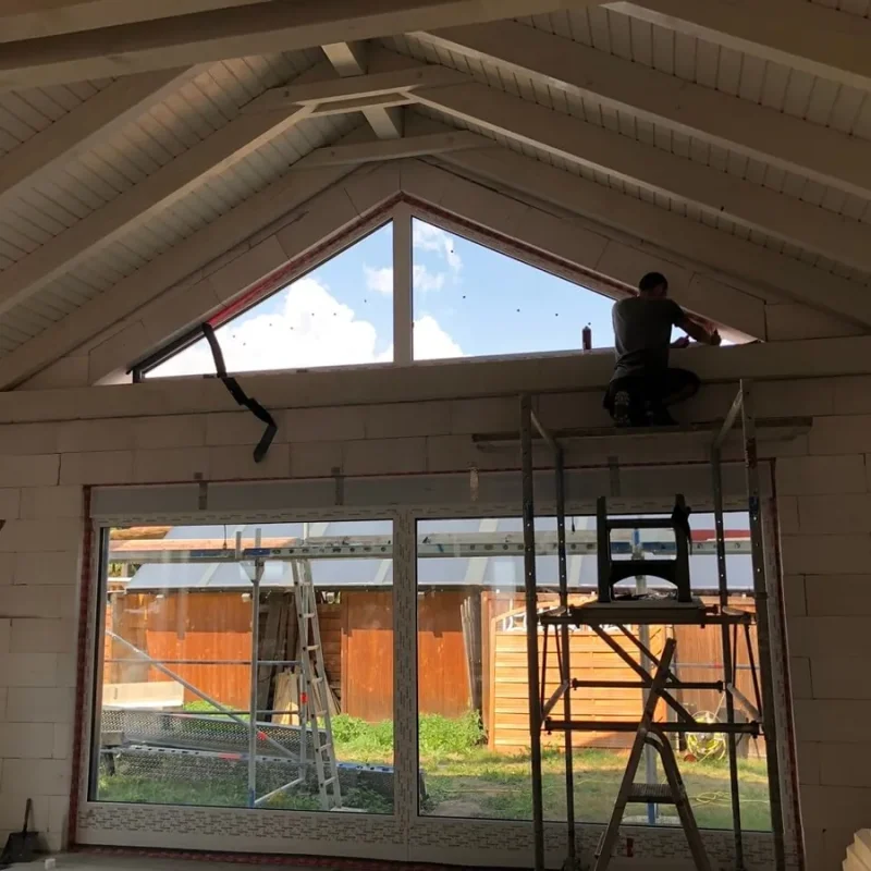 Montage eines großen Fensters im Innenausbau in Torgau von NORTA. Hochwertige Fensterlösung für helle Wohnräume.