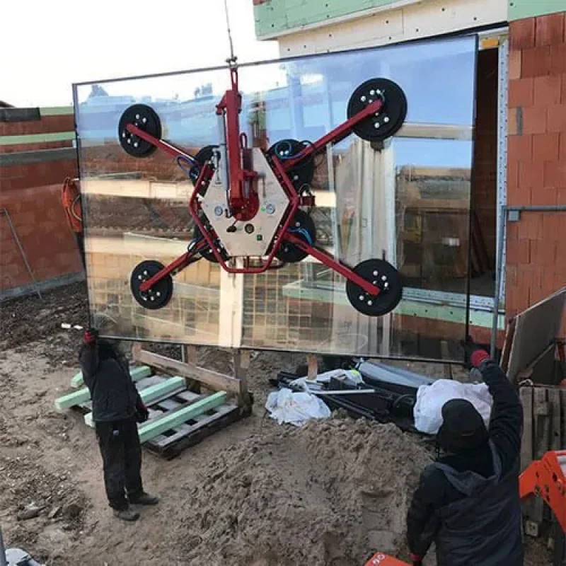 Professionelle Fensterinstallation mit Kran von NORTA. Hochwertige Montage für Neubauten.