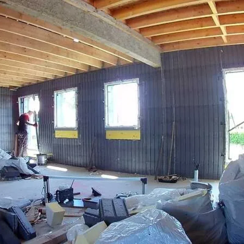 Fenstermontage im Innenbereich eines Neubaus von NORTA. Professionelle Installation für optimierte Wärmedämmung.