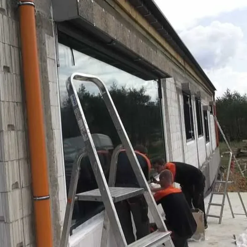 Fensterinstallation in Zloty Stok, Polen durch NORTA. Effiziente Lösungen für moderne Bauvorhaben.