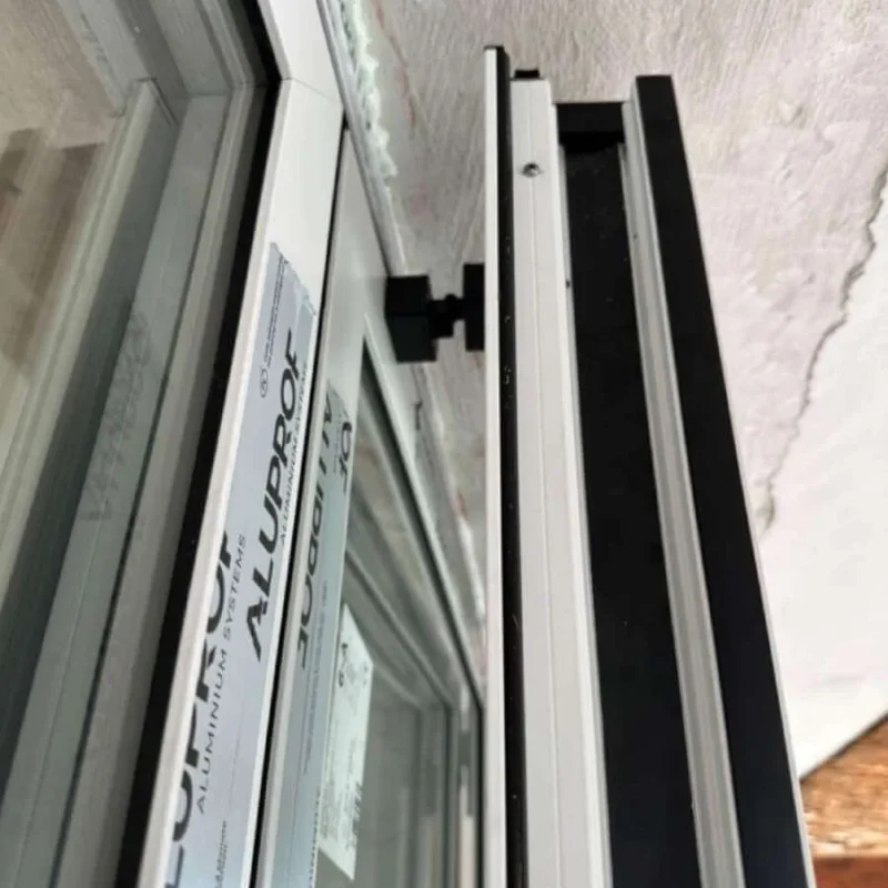 Fensterprofil von Aluprof bei der Montage von NORTA. Präzise Installation für optimale Dämmung und Langlebigkeit.