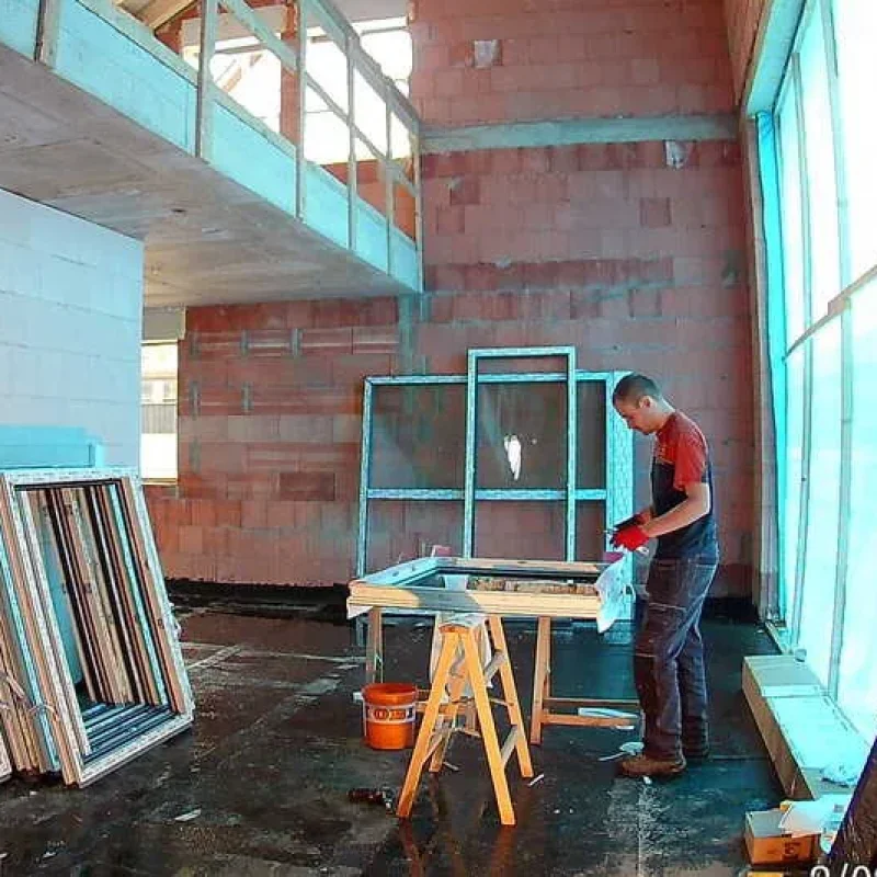 Montage von Fensterrahmen in einem Rohbau von NORTA. Vorbereitung für den Einbau moderner Fensterlösungen.