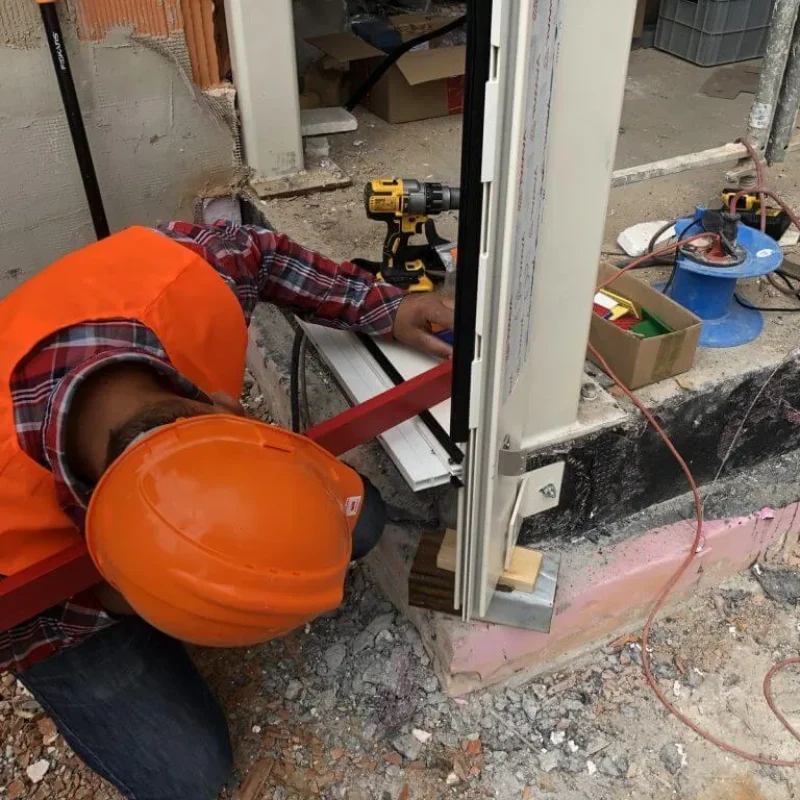 Fensterrahmenmontage mit Wasserwaage und Werkzeug von NORTA. Präzise Installation für optimale Dichtung und Haltbarkeit.