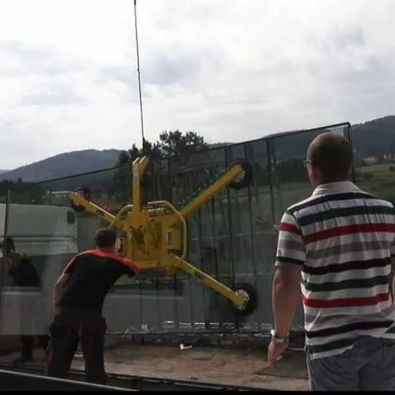 Montage von großen Glasflächen in Polen durch NORTA. Effizienter Transport mit Spezialkran für sichere Installation.