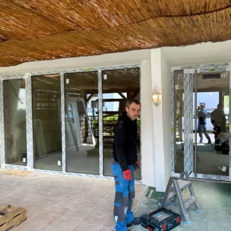 Montage einer Hebe-Schiebe-Tür auf einem Balkon. Moderne Lösung von NORTA für helle, einladende Wohnräume.