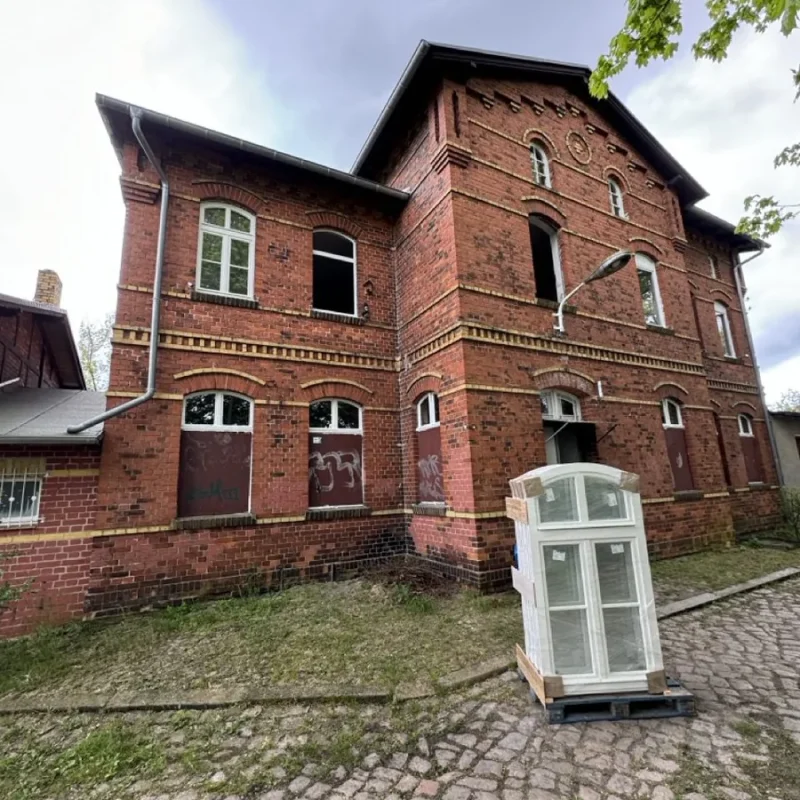 Holzfenster-Montage in historischem Altbau. NORTA bietet maßgeschneiderte Lösungen für energieeffizientes Wohnen.
