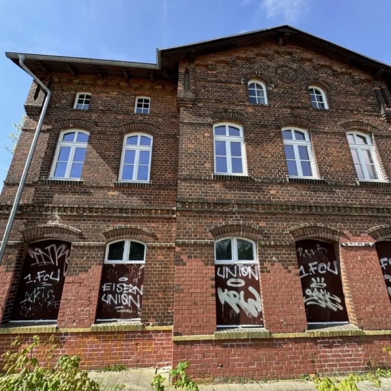 Montage von Holzfenstern in einer historischen Backsteinfassade. Hochwertige Lösungen von NORTA für Denkmalschutz.