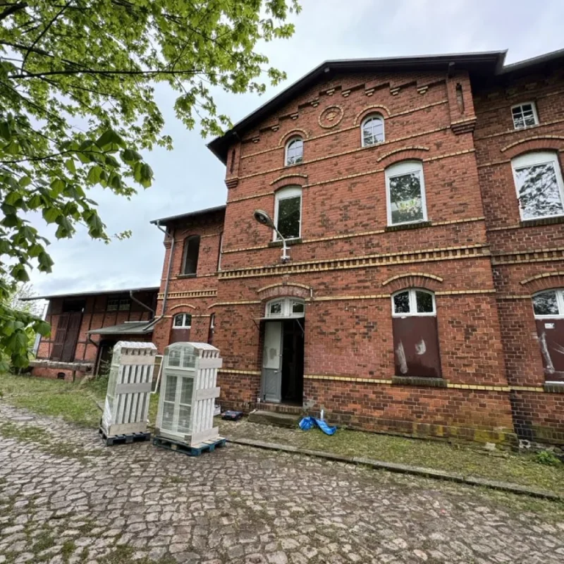 Montage neuer Holzfenster an historischem Backsteingebäude. NORTA erweitert das Gebäude um energieeffiziente Fensterlösungen.