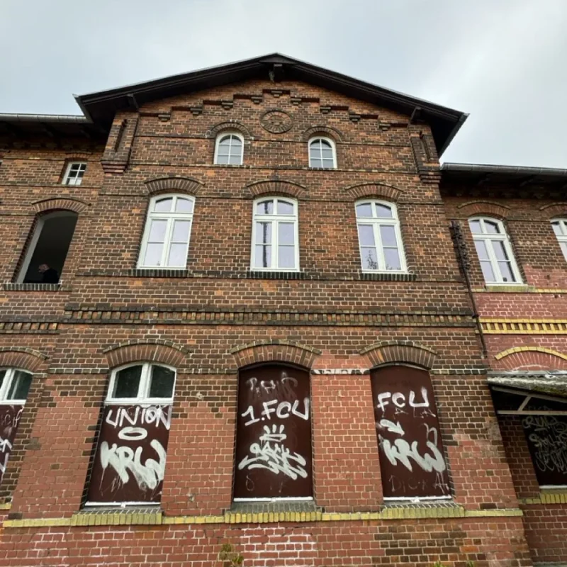 Hochwertige Holzfenster-Montage in historischem Backsteingebäude von NORTA. Optimale Dämmung und ästhetische Erneuerung.