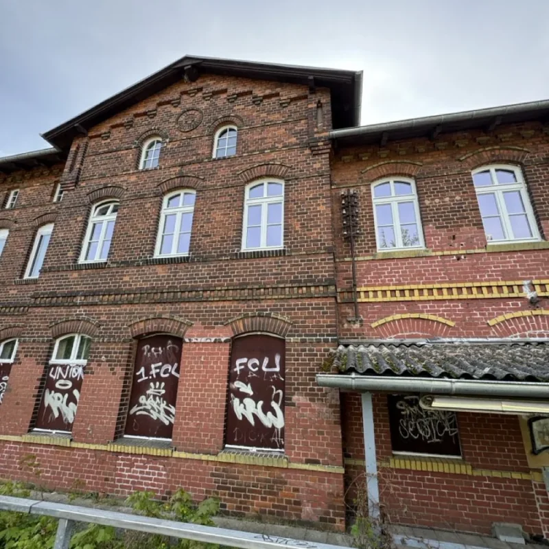 Montage von Holzfenstern in einem historischen Backsteinhaus. NORTA bietet hochwertige Fensterlösungen für denkmalgeschützte Gebäude.