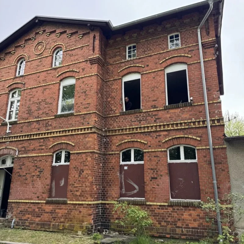 Backsteingebäude mit geöffneten Fensterrahmen. Montage von Holzfenstern bei NORTA in Havelsee.