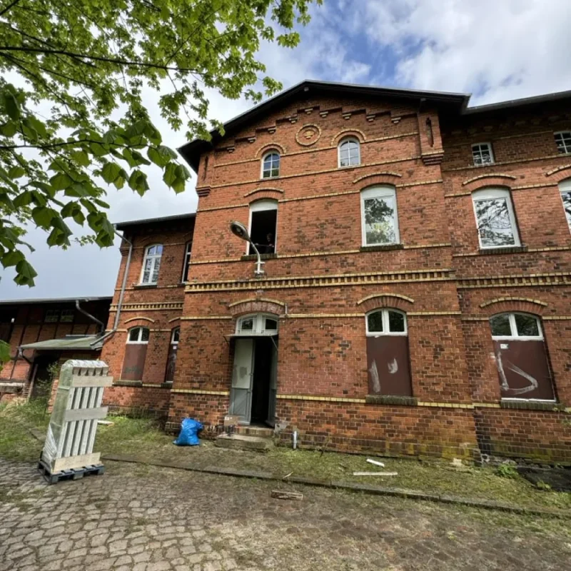 Montage eines Holzfensters an einem Backsteingebäude von NORTA. Ideal für eine energieeffiziente und stilvolle Fensterlösung.