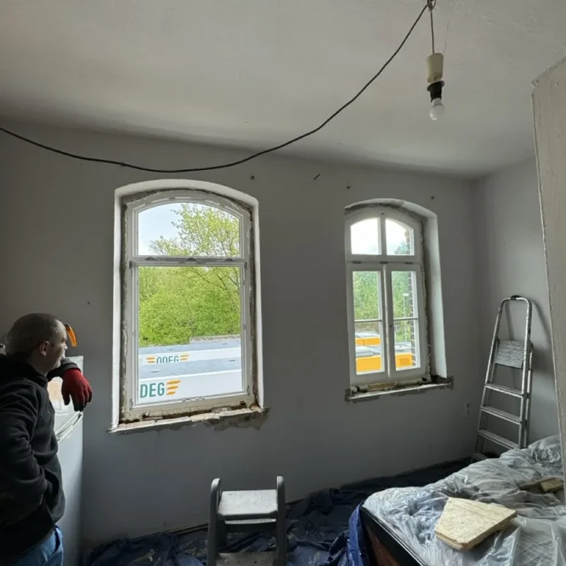 Montage von Holzfenstern bei NORTA in einem Raum in Havelsee. Hohe Qualität für optimalen Wärmeschutz und ästhetische Optik.