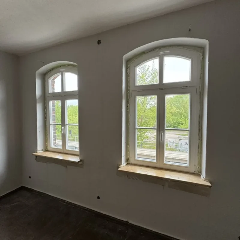 Holzfenster-Montage von NORTA in einem Raum in Havelsee. Hochwertige Fensterlösung für verbesserte Isolierung und Ästhetik.