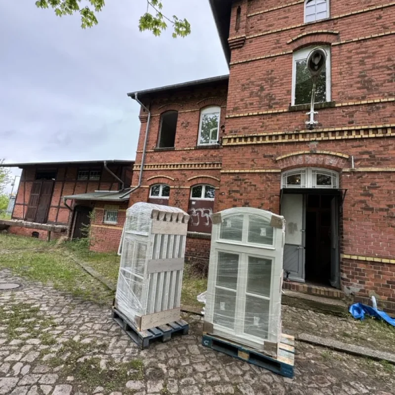 Neue Holzfenster zur Montage bei NORTA. Hochwertige Fensterlösung für historische Gebäude mit optimaler Energieeffizienz.
