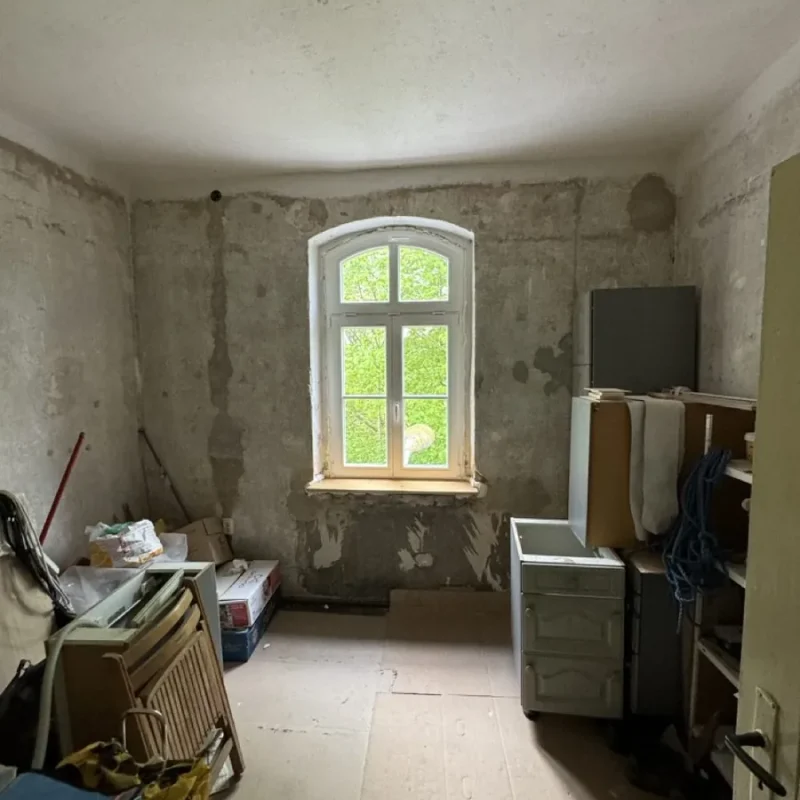 Montage eines Holzfensters in einem renovierungsbedürftigen Raum. Hochwertige Lösung von NORTA für energieeffizientes Wohnen.